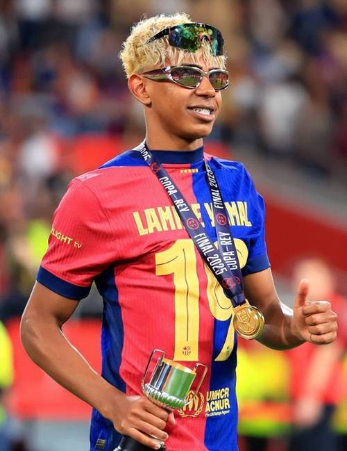 哈登生涯3次单场10+三分，与拉文和JR并列历史第四位