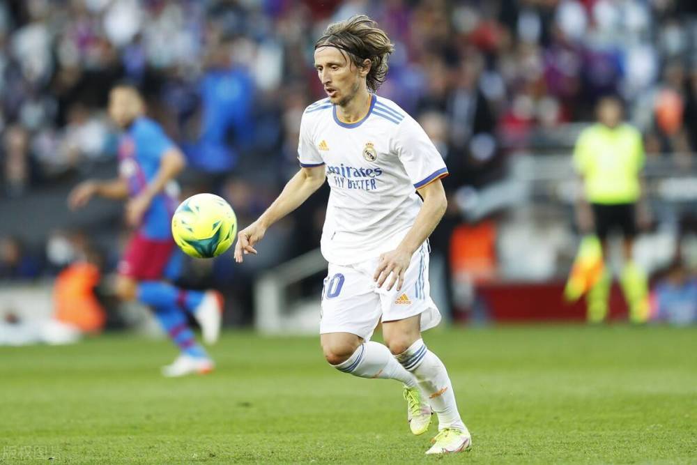 土超比赛双方在禁区里打架，裁判未吹停比赛导致主队打入空门